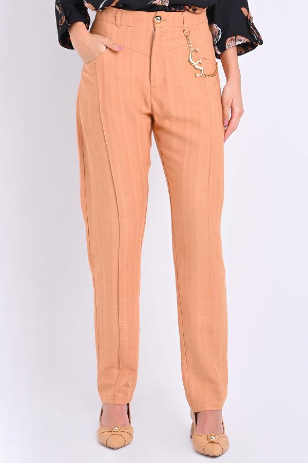 PANTALON CON APLIQUES DE METAL