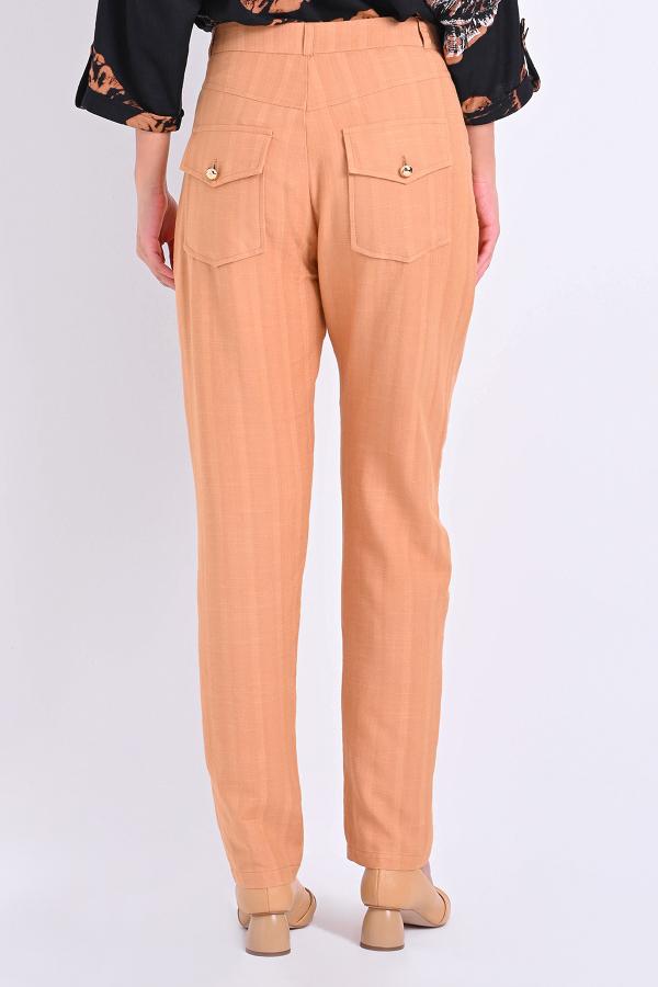 PANTALON CON APLIQUES DE METAL