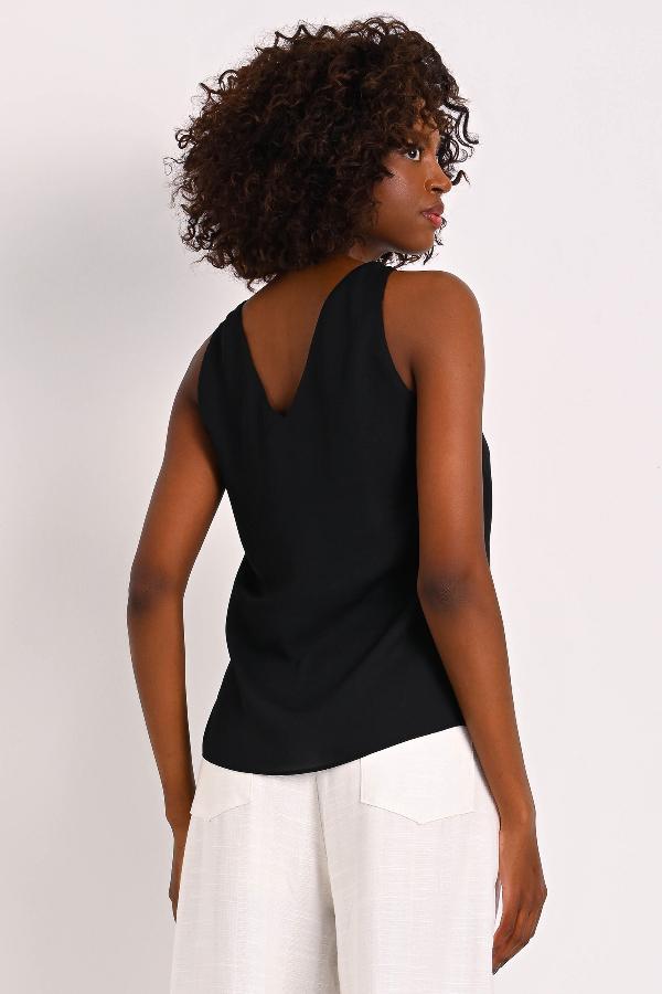 MUSCULOSA CON ESCOTE ENTRELAZADO