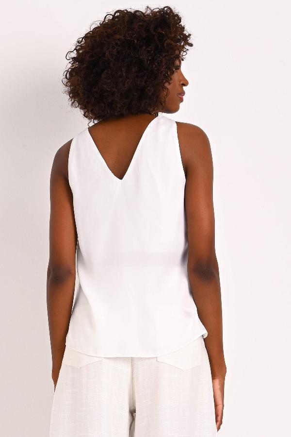 MUSCULOSA CON ESCOTE ENTRELAZADO