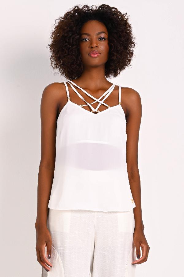 MUSCULOSA CON ESCOTE ENTRELAZADO