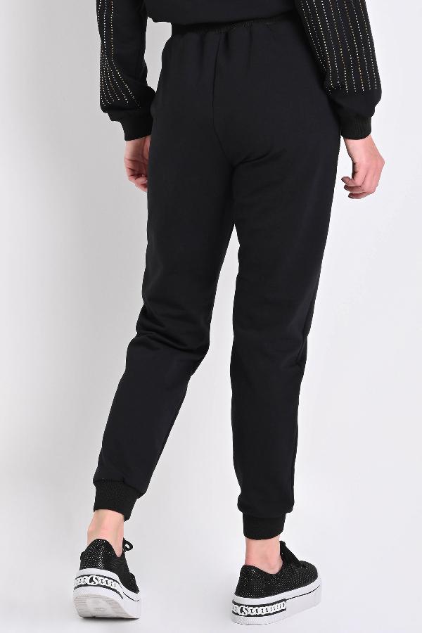 PANTALON JOGGER CON HOT FIX