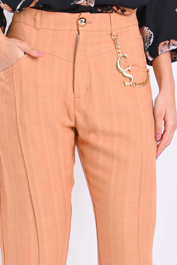 PANTALON CON APLIQUES DE METAL